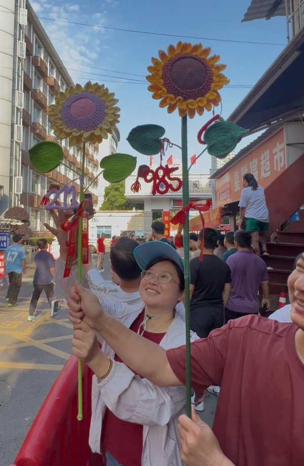 国内前十股票配资平台 长沙父母举985211向日葵，自带折叠椅陪女儿高考，女儿一眼认出“爱的坐标”！